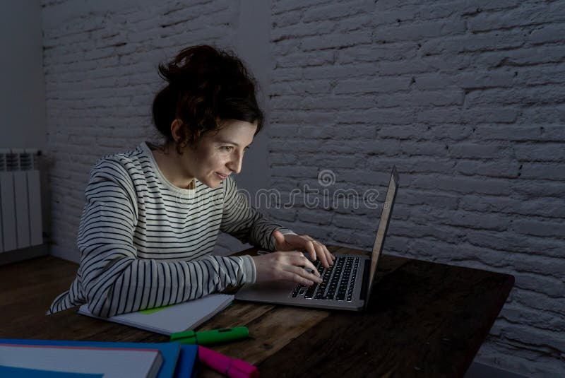 Ritratto alto vicino di uno studio sovraccarico e stanco della giovane donna immagini stock Ritratto alto vicino di uno studio sovraccarico e stanco della giovane donna immagini stock
