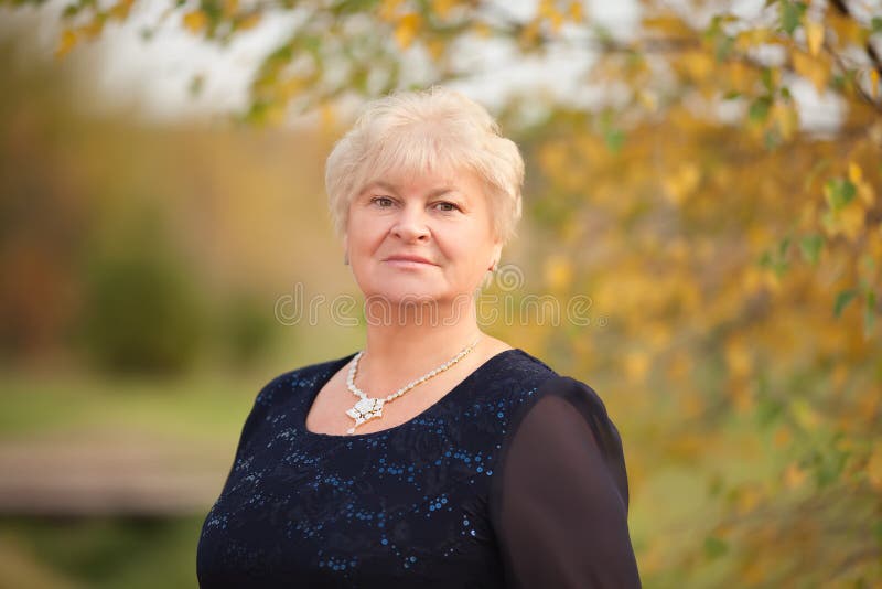 Ritratto anziano elegante della donna, giorno di autunno fotografia stock Ritratto anziano elegante della donna, giorno di autunno fotografia stock