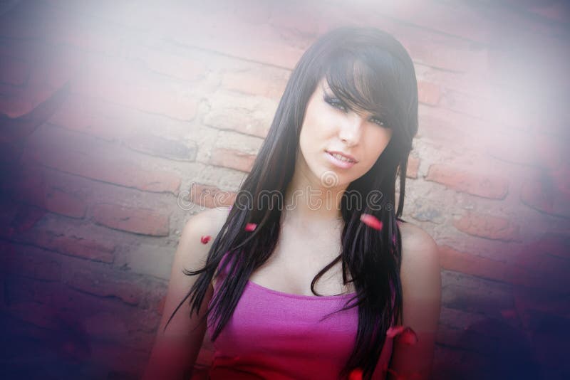 Ritratto artistico della donna sveglia sexy fotografie stock libere da diritti Ritratto artistico della donna sveglia sexy fotografie stock libere da diritti