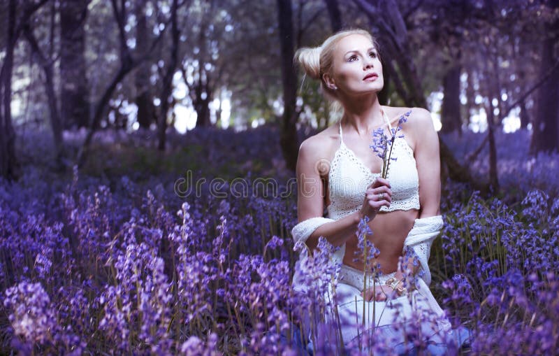 Ritratto artistico di una ragazza in una foresta di campanula immagini stock Ritratto artistico di una ragazza in una foresta di campanula immagini stock