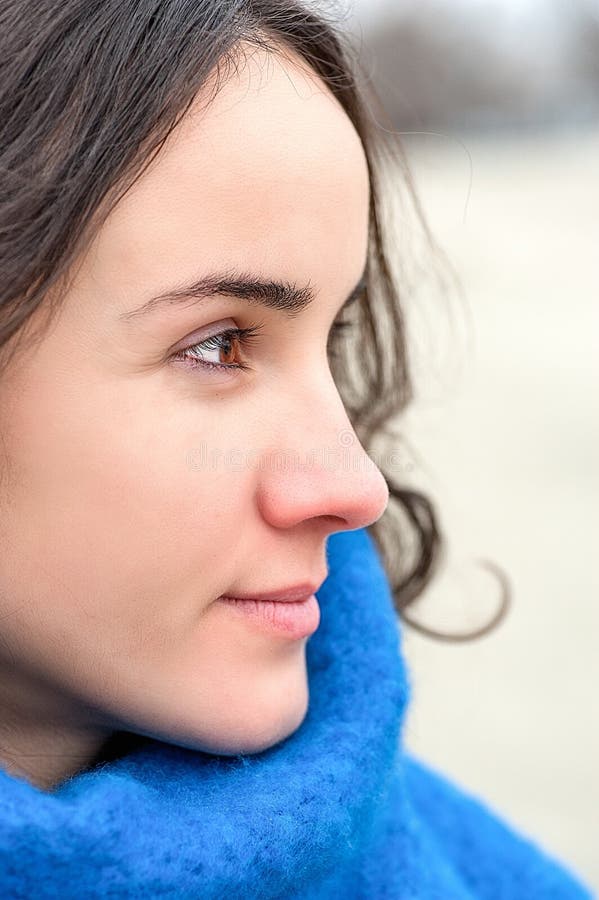 Ritratto astratto di giovane bella ragazza con gli occhi tristi ed adorabili con lo sguardo sensibile nel giorno freddo e nella s fotografie stock Ritratto astratto di giovane bella ragazza con gli occhi tristi ed adorabili con lo sguardo sensibile nel giorno freddo e nella s fotografie stock