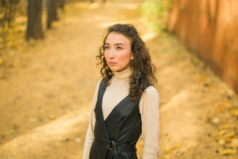 Ritratto autunnale di una bellissima donna ricciola in autunno, copia del paracadute. generazione millenaria femminile. naturale immagini stock