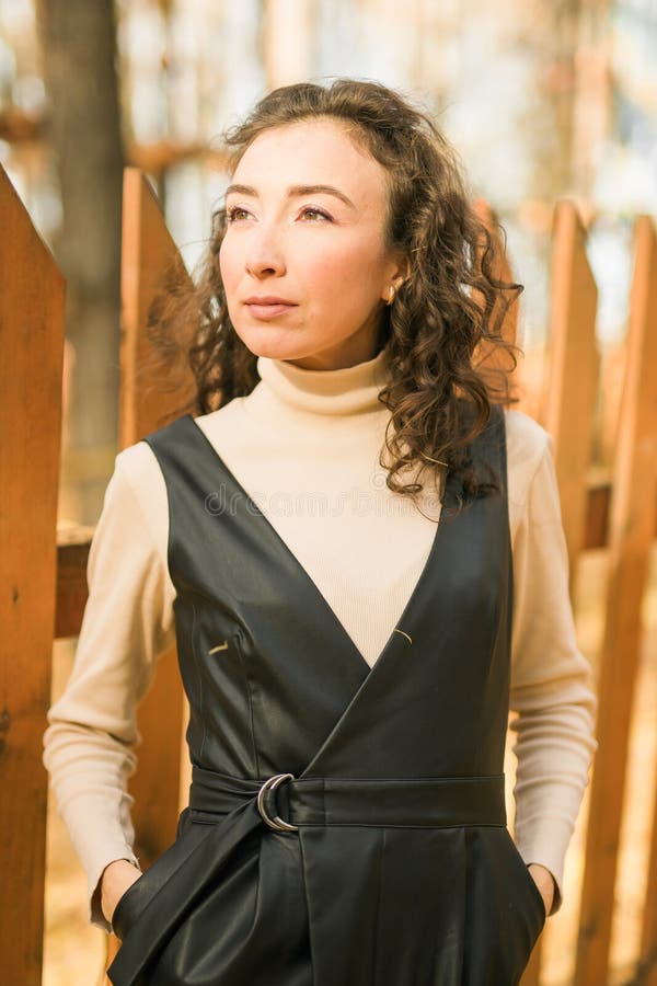 Ritratto autunnale di una bellissima donna ricciola felice in stagione. generazione millenaria femminile. concetto di bellezza nat fotografie stock libere da diritti