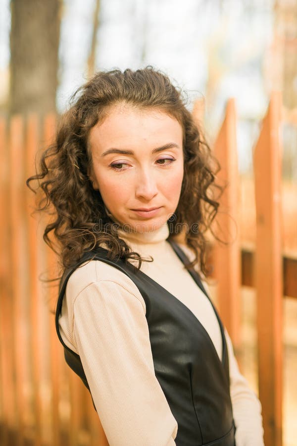 Ritratto autunnale di una bellissima donna ricciola felice in stagione. generazione millenaria femminile. concetto di bellezza nat fotografia stock