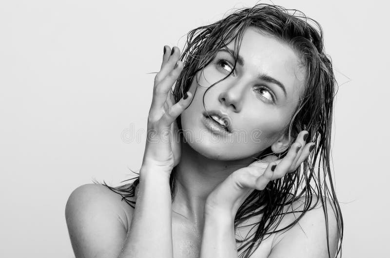 Ritratto bagnato, ragazza in bianco e nero del modello di moda fotografia stock Ritratto bagnato, ragazza in bianco e nero del modello di moda fotografia stock