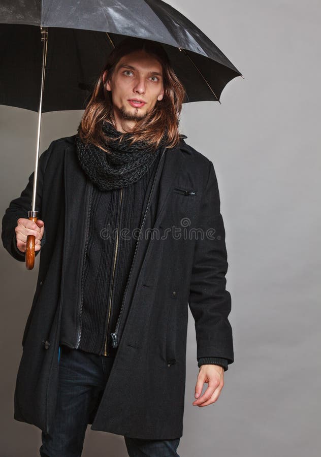 Ritratto bello dell'uomo di modo che porta cappotto nero immagini stock Ritratto bello dell'uomo di modo che porta cappotto nero immagini stock