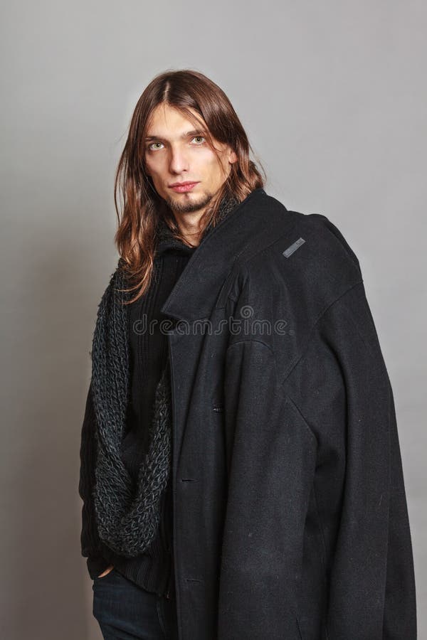 Ritratto bello dell'uomo di modo che porta cappotto nero fotografie stock Ritratto bello dell'uomo di modo che porta cappotto nero fotografie stock