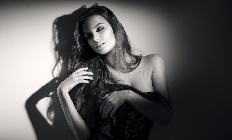 Ritratto in bianco e nero della giovane donna sexy Giovane donna seducente con capelli lunghi fotografia stock