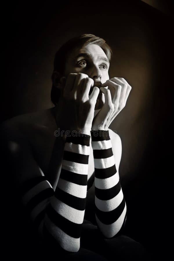 Ritratto in bianco e nero dello studio di un giovane in manica a strisce immagini stock