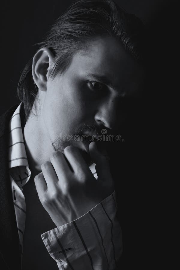 Ritratto in bianco e nero di un giovane fotografia stock