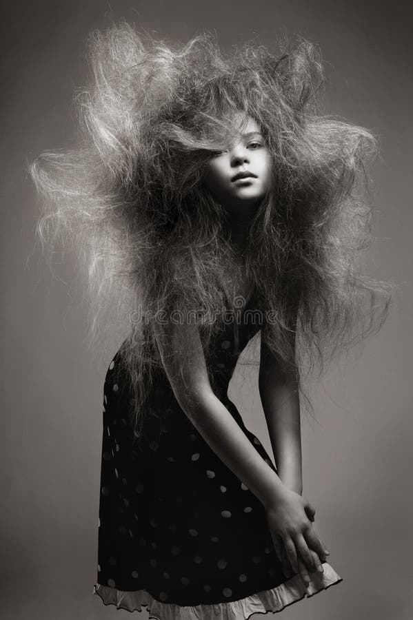 Ragazza con un'acconciatura alla moda del volume fotografie stock libere da diritti Ragazza con un'acconciatura alla moda del volume fotografie stock libere da diritti