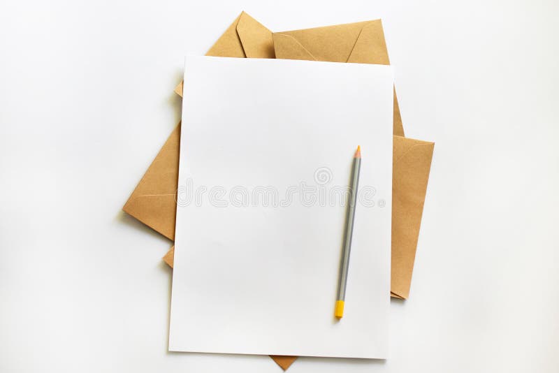 Ritratto in bianco A4 rivista dell'opuscolo isolata su grigio fotografia stock Ritratto in bianco A4 rivista dell'opuscolo isolata su grigio fotografia stock