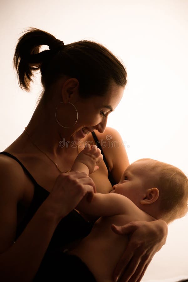Ritratto brillante di una mamma che allatta al seno fotografia stock