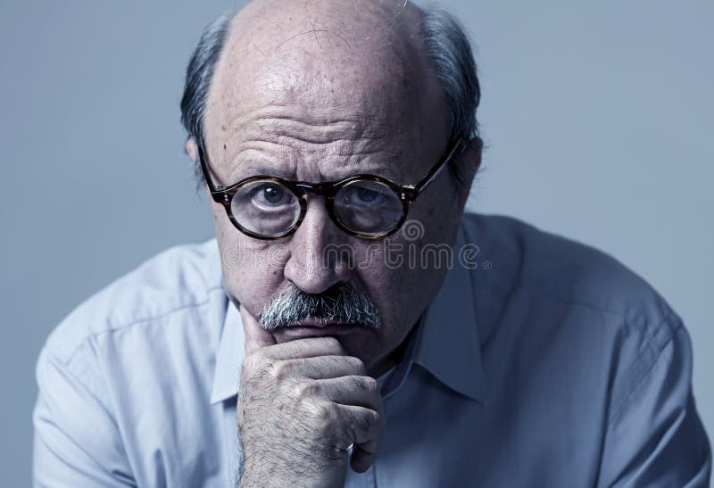 Ritratto capo dell'uomo anziano maturo senior sul suo 70s che sembra morbo di Aalzheimer di sofferenza triste e preoccupato fotografia stock libera da diritti Ritratto capo dell'uomo anziano maturo senior sul suo 70s che sembra morbo di Aalzheimer di sofferenza triste e preoccupato fotografia stock libera da diritti