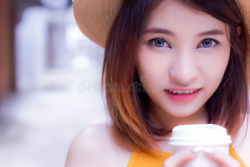 Ritratto che incanta il bello fronte dei woman’s Bello attraente fotografie stock libere da diritti Ritratto che incanta il bello fronte dei woman’s Bello attraente fotografie stock libere da diritti