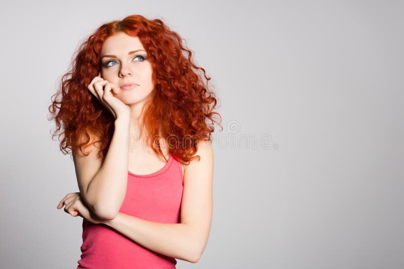 Ritratto che pensa giovane donna dai capelli rossi fotografie stock Ritratto che pensa giovane donna dai capelli rossi fotografie stock