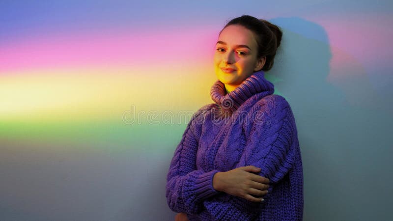 Ritratto con la mente positiva luce colore ragazza immagine stock