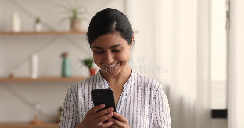 Ritratto con le foto di una donna indiana felice con lo smartphone che sorride lesse sms