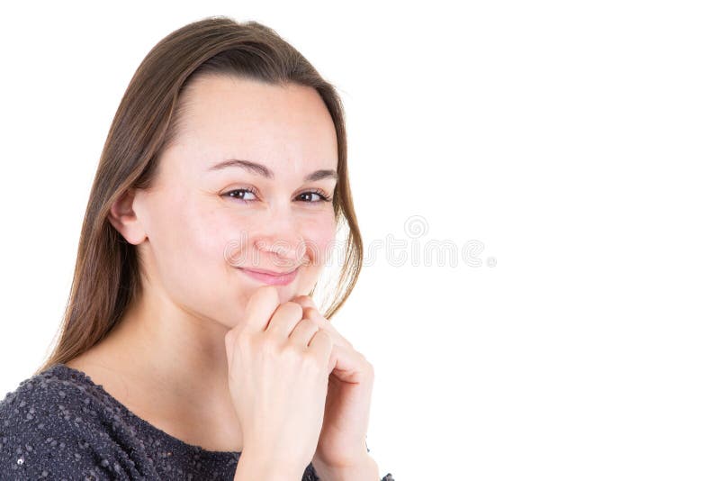 Ritratto con lo spazio della copia della ragazza graziosa che tiene le dita sul mento che esamina macchina fotografica che contro fotografia stock Ritratto con lo spazio della copia della ragazza graziosa che tiene le dita sul mento che esamina macchina fotografica che contro fotografia stock