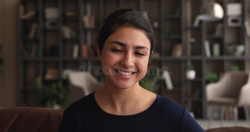 Ritratto con un colpo in testa felice donna indiana sorridente