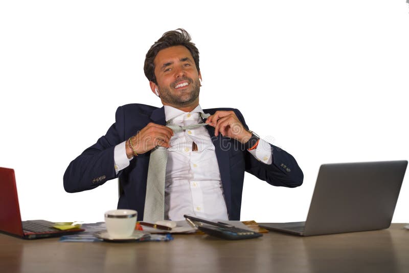 Ritratto corporativo dell'ufficio di giovane sorridere felice bello ed attraente dell'uomo d'affari allegro e soddisfatto per all immagini stock libere da diritti
