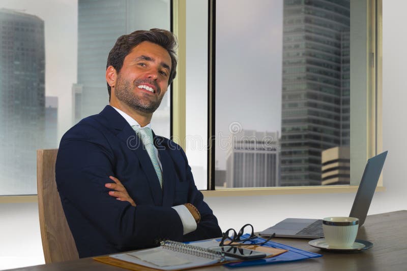 Ritratto corporativo di giovane uomo d'affari bello ed attraente felice che lavora allo scrittorio del computer in ufficio modern fotografia stock Ritratto corporativo di giovane uomo d'affari bello ed attraente felice che lavora allo scrittorio del computer in ufficio modern fotografia stock