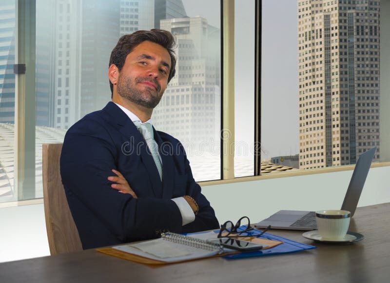 Ritratto corporativo di giovane uomo d'affari bello ed attraente felice che lavora allo scrittorio del computer in ufficio modern fotografia stock Ritratto corporativo di giovane uomo d'affari bello ed attraente felice che lavora allo scrittorio del computer in ufficio modern fotografia stock