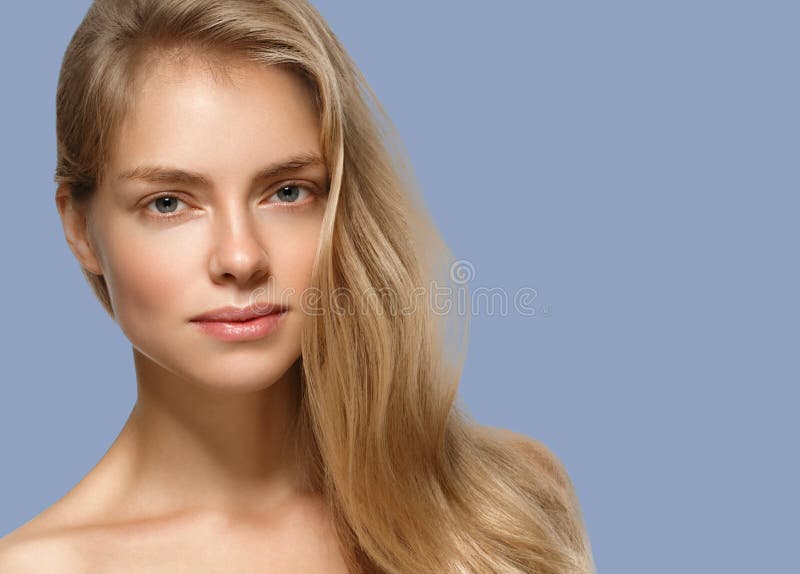Ritratto cosmetico di bellezza del primo piano della donna Sopra il fondo blu di colore immagine stock Ritratto cosmetico di bellezza del primo piano della donna Sopra il fondo blu di colore immagine stock