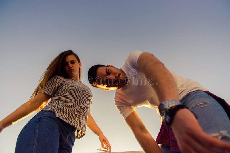 Ritratto da sotto di due migliori amici su cielo blu fotografia stock libera da diritti Ritratto da sotto di due migliori amici su cielo blu fotografia stock libera da diritti