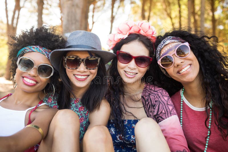 Ritratto degli amici femminili sorridenti al campeggio fotografie stock libere da diritti Ritratto degli amici femminili sorridenti al campeggio fotografie stock libere da diritti
