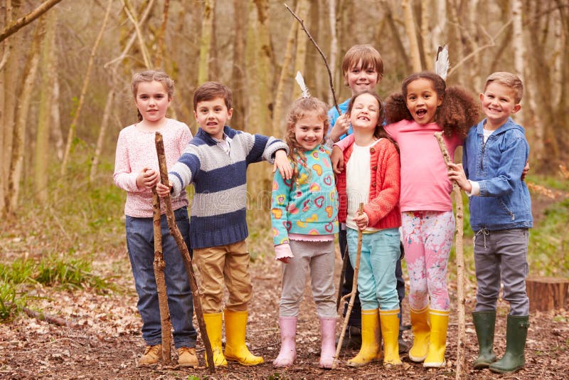 Ritratto dei bambini che giocano il gioco di avventura in foresta fotografia stock libera da diritti