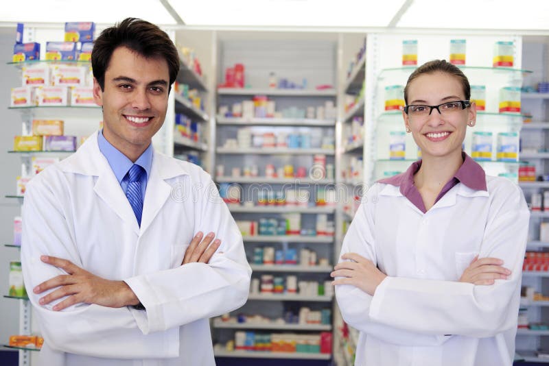 Ritratto dei farmacisti alla farmacia fotografia stock libera da diritti Ritratto dei farmacisti alla farmacia fotografia stock libera da diritti
