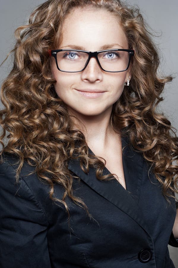 Ritratto dei vetri d'uso della donna di affari fotografie stock libere da diritti Ritratto dei vetri d'uso della donna di affari fotografie stock libere da diritti
