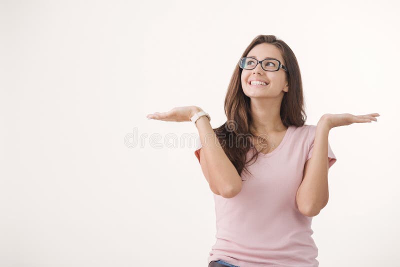Ritratto dei vetri d'uso della giovane donna castana allegra contro fondo bianco immagine stock libera da diritti Ritratto dei vetri d'uso della giovane donna castana allegra contro fondo bianco immagine stock libera da diritti
