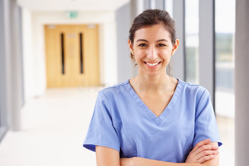 Ritratto del corridoio femminile di Standing In Hospital dell'infermiere immagini stock libere da diritti