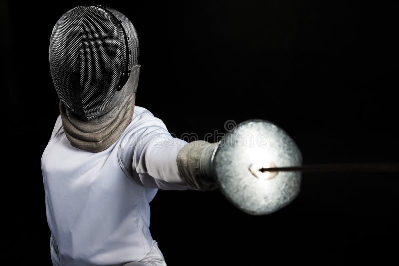 Ritratto del costume di recinzione bianco d'uso della donna dello schermitore che pratica con la spada Isolato su priorità bassa fotografia stock