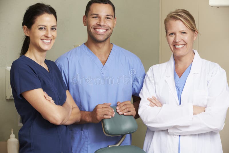 Ritratto del dentista And Dental Nurses in chirurgia fotografia stock libera da diritti Ritratto del dentista And Dental Nurses in chirurgia fotografia stock libera da diritti