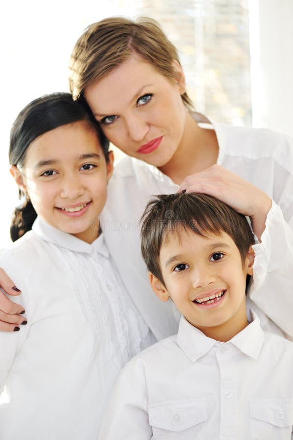 Ritratto del derivato e del figlio felici della madre immagine stock libera da diritti Ritratto del derivato e del figlio felici della madre immagine stock libera da diritti