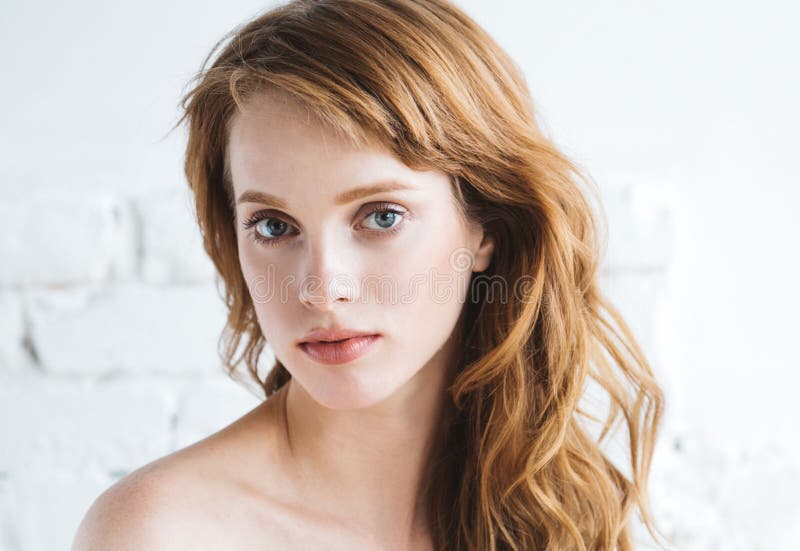 Ritratto del fronte della donna di bellezza con il bello modello Girl della stazione termale delle mani Concetto di cura di pelle immagini stock Ritratto del fronte della donna di bellezza con il bello modello Girl della stazione termale delle mani Concetto di cura di pelle immagini stock