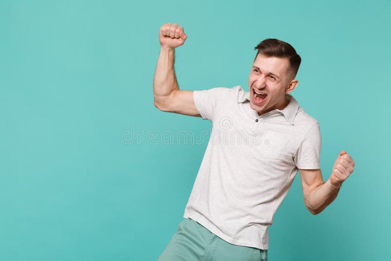 Ritratto del giovane felice nel gesticolare espressivo dell'abbigliamento casual con le mani, gridante sì isolato sul blu fotografia stock libera da diritti Ritratto del giovane felice nel gesticolare espressivo dell'abbigliamento casual con le mani, gridante sì isolato sul blu fotografia stock libera da diritti
