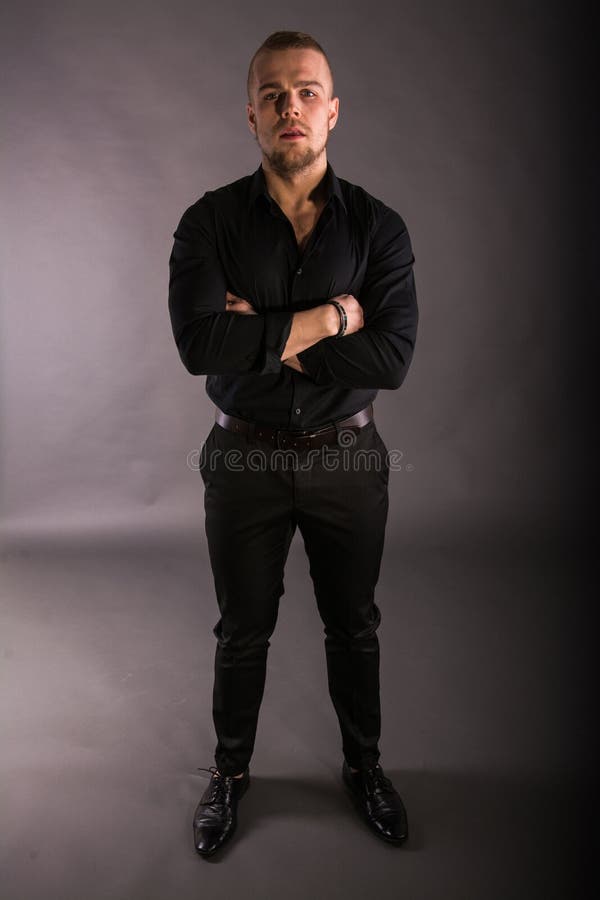 Ritratto del giovane soddisfatto sopra Gray Background immagini stock libere da diritti Ritratto del giovane soddisfatto sopra Gray Background immagini stock libere da diritti