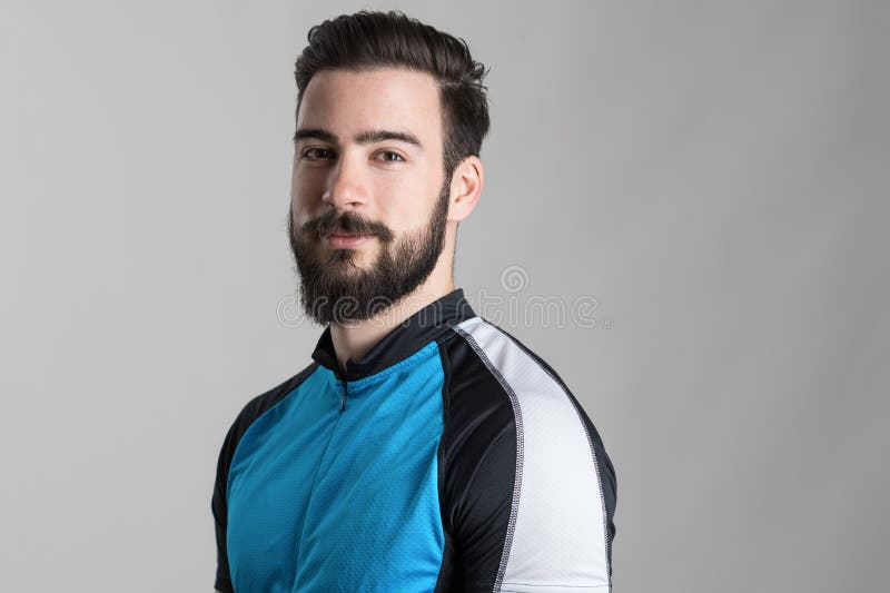 Ritratto del jersey d'uso del ciclista barbuto con copyspace che esamina macchina fotografica immagini stock Ritratto del jersey d'uso del ciclista barbuto con copyspace che esamina macchina fotografica immagini stock