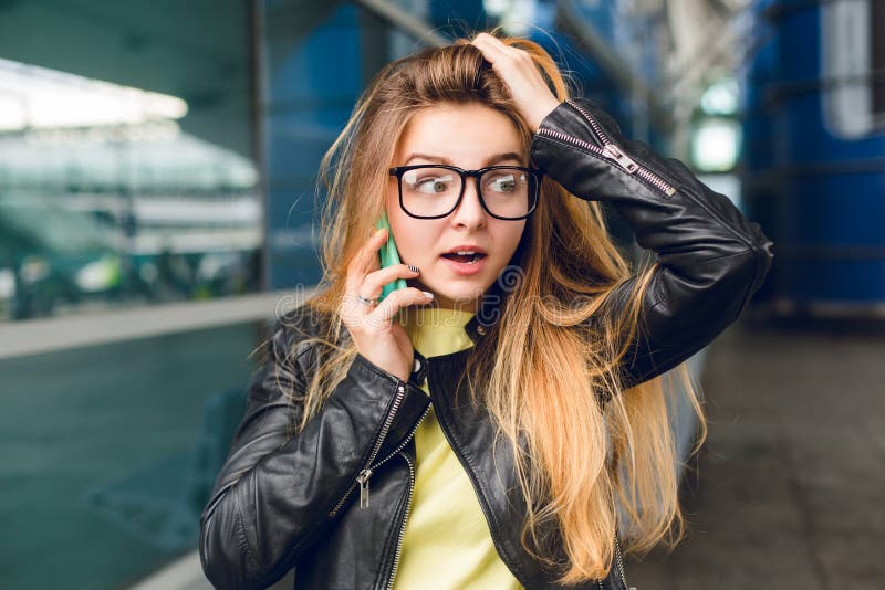 Ritratto del primo piano dell'esterno grazioso di condizione della ragazza in aeroporto Ha i capelli lunghi e rivestimento nero S fotografie stock libere da diritti Ritratto del primo piano dell'esterno grazioso di condizione della ragazza in aeroporto Ha i capelli lunghi e rivestimento nero S fotografie stock libere da diritti