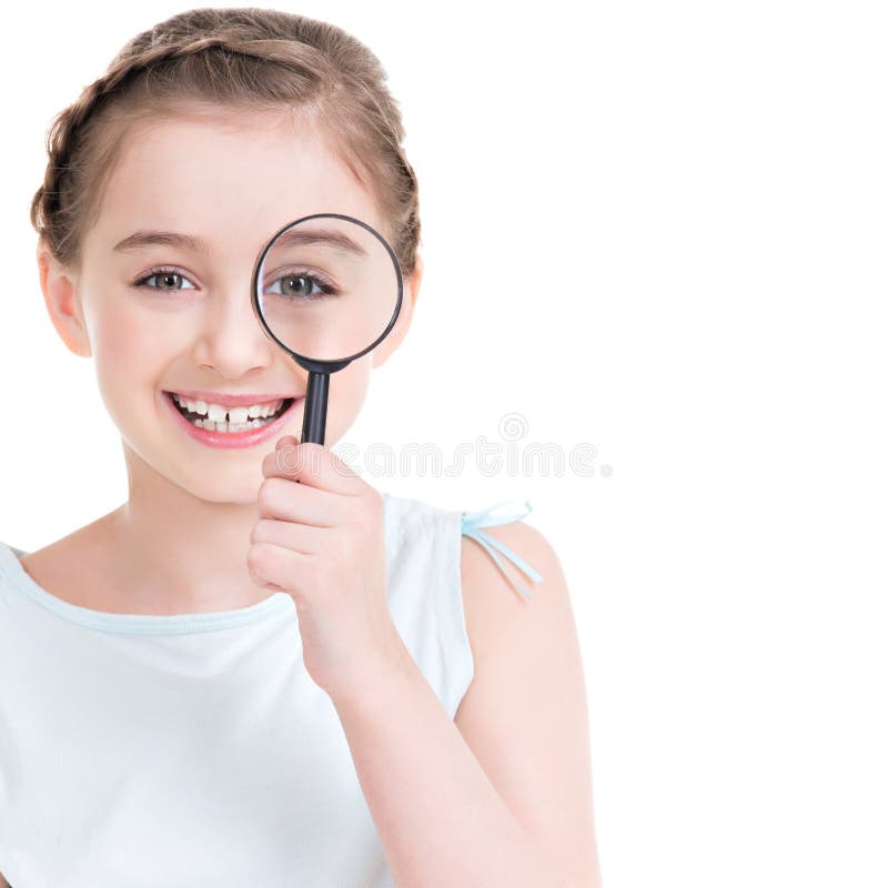 Ritratto del primo piano della bambina che guarda con un ingrandimento fotografie stock Ritratto del primo piano della bambina che guarda con un ingrandimento fotografie stock