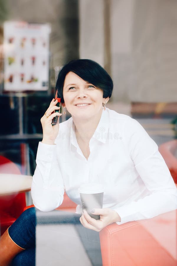 Ritratto del primo piano della donna bianca caucasica di affari di medio evo che si siede nel ristorante del caffè fotografie stock libere da diritti Ritratto del primo piano della donna bianca caucasica di affari di medio evo che si siede nel ristorante del caffè fotografie stock libere da diritti