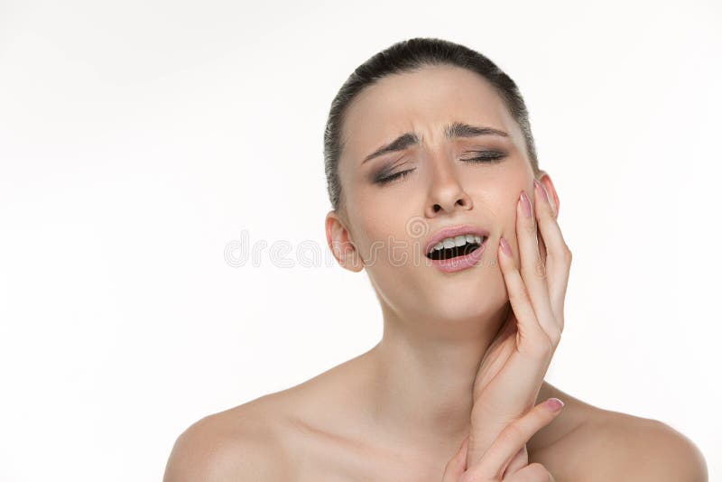 Ritratto del primo piano della giovane donna che soffre dal dolore di dente terribile, toccante premendo la sua guancia Cure odon immagine stock Ritratto del primo piano della giovane donna che soffre dal dolore di dente terribile, toccante premendo la sua guancia Cure odon immagine stock