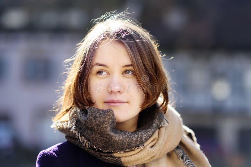 Ritratto del primo piano della ragazza graziosa all'aperto nel giorno di molla soleggiato fotografia stock libera da diritti Ritratto del primo piano della ragazza graziosa all'aperto nel giorno di molla soleggiato fotografia stock libera da diritti