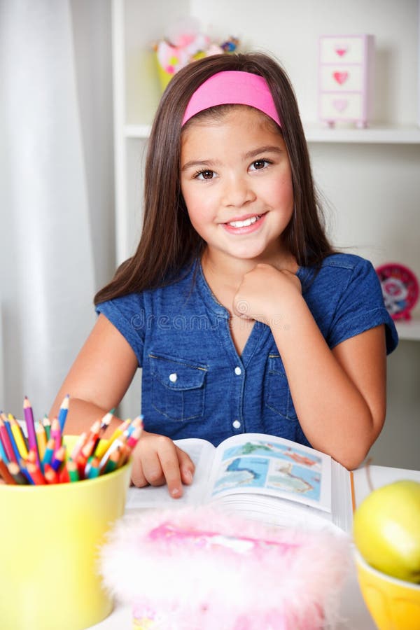Ritratto del primo piano di bella giovane ragazza della scuola fotografie stock libere da diritti Ritratto del primo piano di bella giovane ragazza della scuola fotografie stock libere da diritti