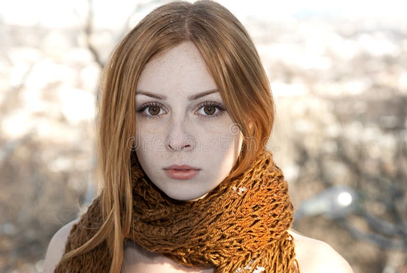 Ritratto del primo piano di bella ragazza pura nell'inverno della sciarpa immagini stock Ritratto del primo piano di bella ragazza pura nell'inverno della sciarpa immagini stock