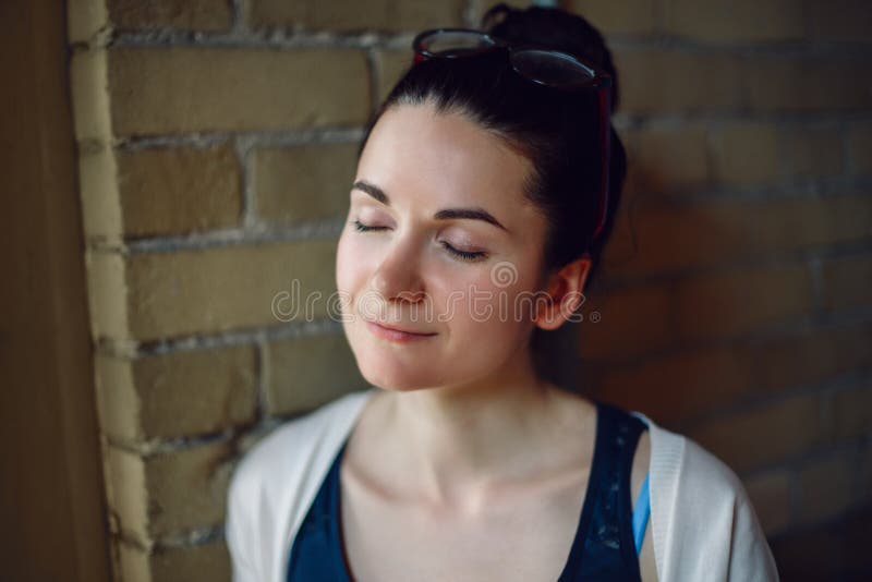 Ritratto del primo piano di giovane bella donna castana caucasica bianca sorridente con capelli scuri, vetri sulla testa, con gli fotografie stock libere da diritti Ritratto del primo piano di giovane bella donna castana caucasica bianca sorridente con capelli scuri, vetri sulla testa, con gli fotografie stock libere da diritti